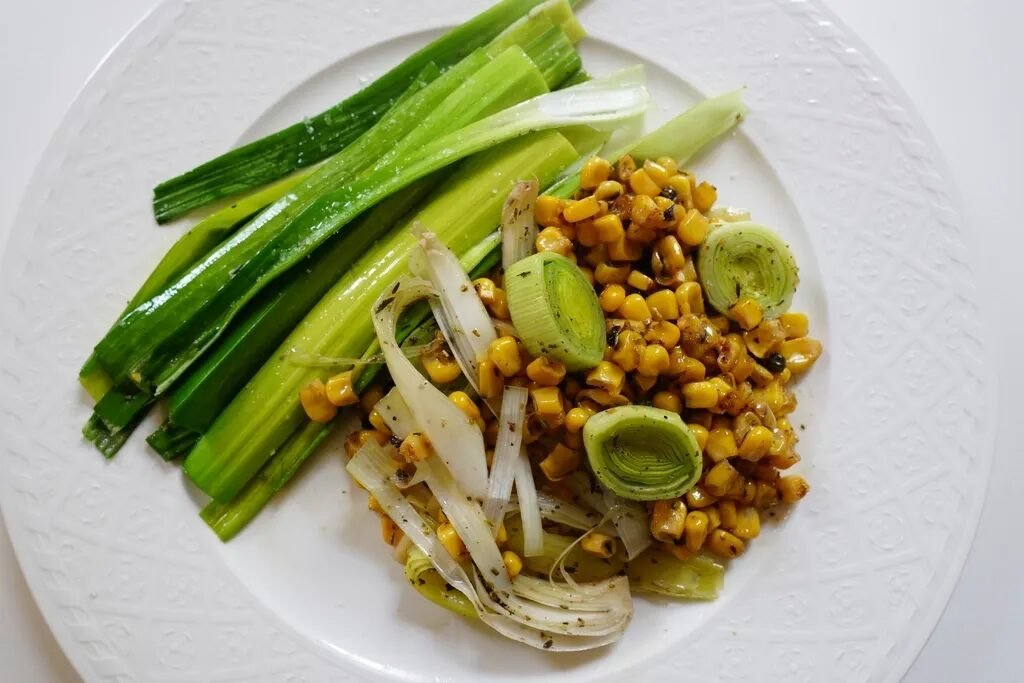 Dưa leo cắt khúc và giá đỗ đã sơ chế